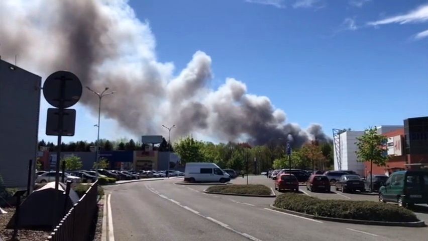 Video z obřího požáru v Ostravě: hoří autovrakoviště, lidé nemají vycházet